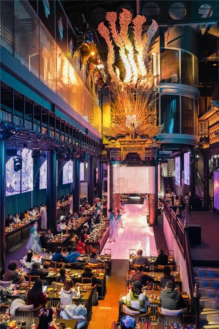 東郊記憶園區(qū)內(nèi)以蜀地文化為創(chuàng)作背景，溯源中國(guó)傳統(tǒng)宴飲儀禮打造的全景沉浸式漢文化主題餐秀。成都傳媒集團(tuán)供圖