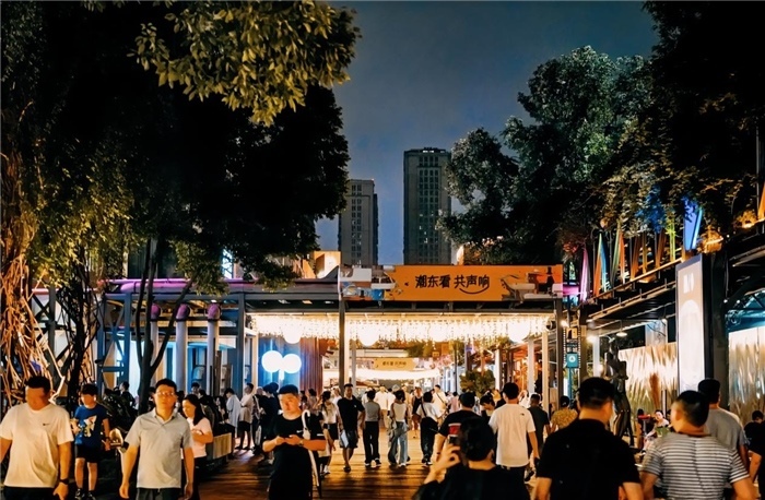 夜幕下的東郊記憶園區(qū)人流如織，熱度不減。資料圖片