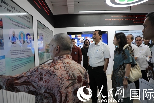 印尼對華合作牽頭人、統(tǒng)籌部長盧胡特（中）參觀中國—印尼新能源材料與冶金工程技術(shù)聯(lián)合研究實驗室。人民網(wǎng)記者曹師韻攝