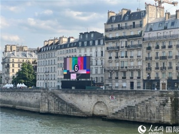 奧運(yùn)會(huì)開幕式，安置在塞納河兩岸的大屏幕。人民網(wǎng)記者 何蒨攝