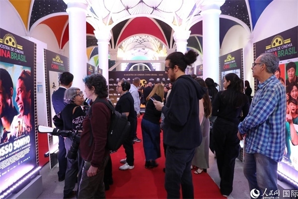 為期4天的第三屆中國－巴西電影展期間，來自中巴兩國的14部參展影片受到巴西電影愛好者和社會(huì)各界人士好評(píng)，圖為當(dāng)?shù)赜^眾在影展舉辦地巴西里約熱內(nèi)盧勞拉—阿爾維姆文化之家的迎賓廳欣賞參展電影海報(bào)。 人民網(wǎng)記者 陳一鳴攝
