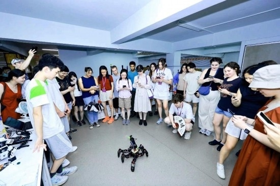 8月25日，中外青年在浙江杭州觀看機器人表演。新華社發(fā)（清華大學供圖）