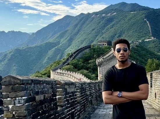8月28日，尼日利亞青年阿米爾·阿希姆在慕田峪長城留影。新華社發(fā)（清華大學供圖）
