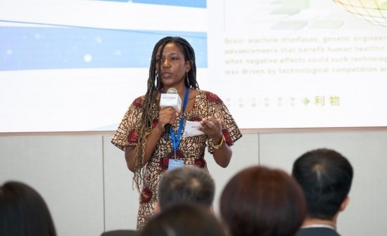 8月29日，在第二屆清華國際青年對話論壇活動上，來自烏干達的媒體人詹尼弗·阿西姆韋分享中國之旅的感悟。新華社發(fā)（畢尚宏攝）