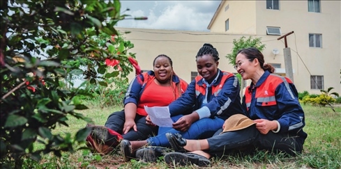 在肯尼亞內(nèi)羅畢，非洲之星鐵路運(yùn)營公司工電部電子設(shè)備檢修工區(qū)工長陳玲（右）在休息時教學(xué)員唱中文歌曲（2023 年 5 月 23 日攝） 王冠森攝 / 本刊