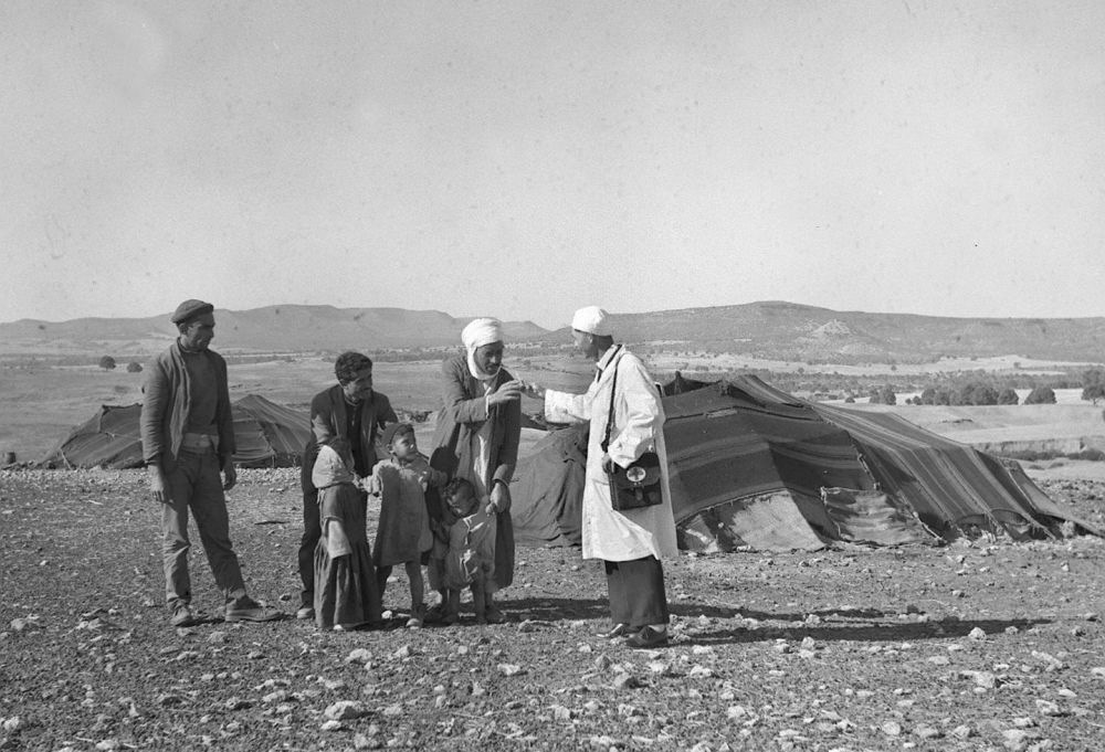 1965年，一名中國援阿爾及利亞醫(yī)療隊醫(yī)生（右一）在阿爾及利亞賽伊達省為牧民診治。