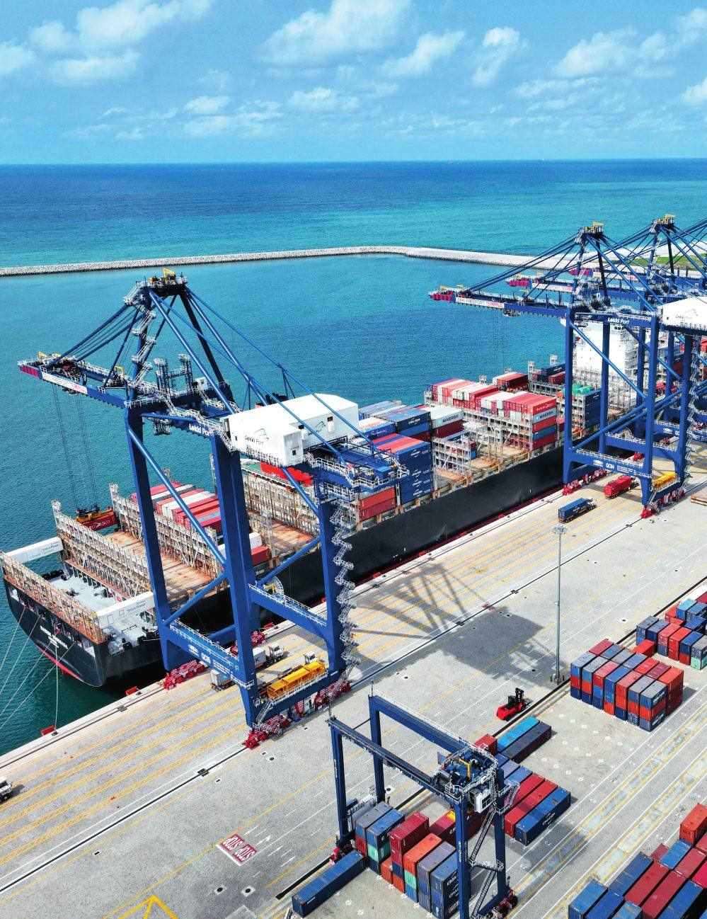 由中國港灣工程有限責(zé)任公司承建的尼日利亞萊基深水港位于中尼合作建設(shè)的拉各斯萊基自貿(mào)區(qū)內(nèi)，是尼日利亞首個現(xiàn)代化深水港和最大港口。圖為一艘貨輪在尼日利亞拉各斯萊基深水港裝卸集裝箱（2024 年 3 月 11 日攝）萊基港公司供圖