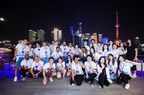 8月21日，中外青年在上海參觀時合影留念。新華社發(fā)（清華大學供圖）