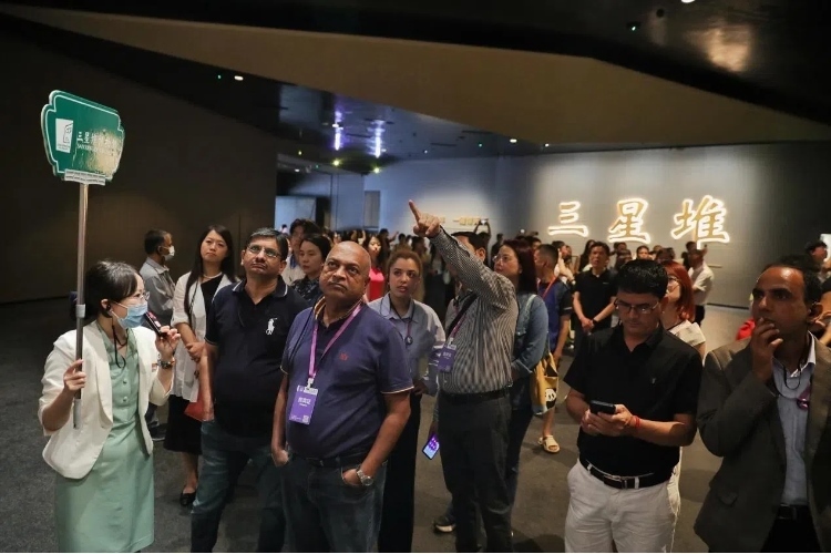 8月31日，亞洲媒體考察團參訪三星堆博物館。《中國經(jīng)濟周刊》記者肖翊攝