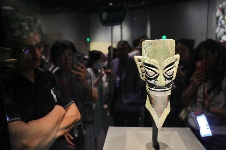 8月31日，亞洲媒體考察團參訪三星堆博物館?！吨袊?jīng)濟周刊》記者肖翊攝