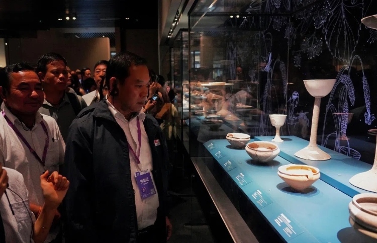 8月31日，亞洲媒體考察團參訪三星堆博物館。左一為老撾博利坎賽省新聞文化旅游廳廳長頌通·威本康?！度嗣袢請蠛Ｍ獍妗酚浾邌逃顢z