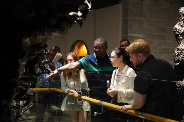 2024“一帶一路”媒體合作論壇聯(lián)合采訪調(diào)研行成員在樂山烏木文化博覽苑調(diào)研采訪。人民網(wǎng)記者 趙祖樂攝