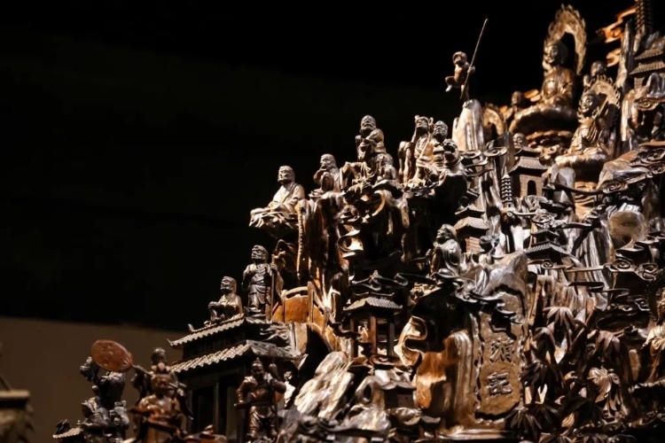 烏木博物館中展出的烏木雕刻藝術(shù)品《西游記》（局部）。本報記者 伊霄攝