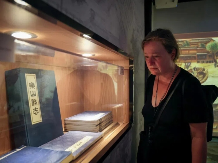 2024“一帶一路”媒體合作論壇聯(lián)合采訪調(diào)研行成員在蘇稽古鎮(zhèn)調(diào)研樂山歷史文化。本報記者 伊霄攝