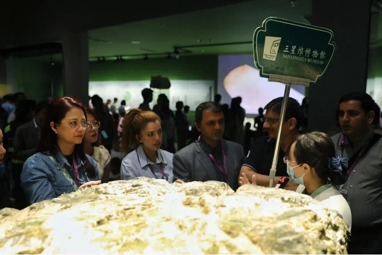 8月31日，亞洲媒體考察團參訪三星堆博物館。左一為馬來西亞《星報》首席商務官莉迪婭·王。《中國經(jīng)濟周刊》記者肖翊攝