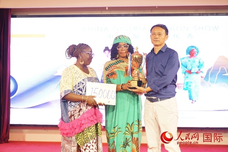 中國駐尼日利亞使館文化參贊兼中國文化中心主任李旭大（右）為最佳表現(xiàn)獎頒獎（中）。人民網(wǎng)記者 姜宣攝