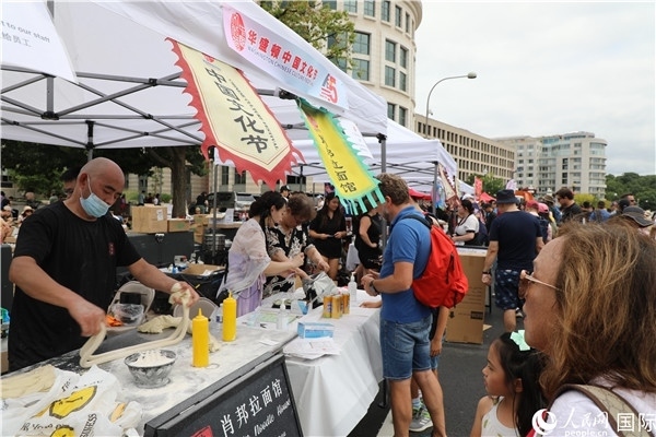 3、活動(dòng)現(xiàn)場(chǎng)設(shè)置了眾多展臺(tái)。 人民網(wǎng)記者 李志偉攝