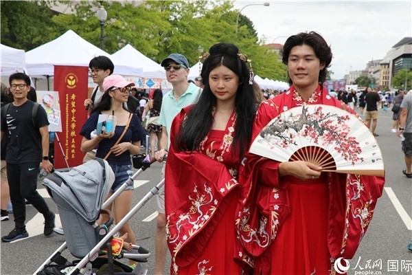 5、當(dāng)?shù)厝A僑華人身穿漢服參加文化節(jié)。 人民網(wǎng)記者 李志偉攝
