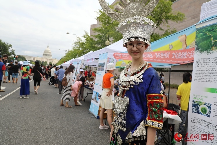在第22屆美國華盛頓“中國文化節(jié)”上，一名當(dāng)?shù)孛癖娚泶┲袊贁?shù)民族服飾。人民網(wǎng)記者 李志偉攝