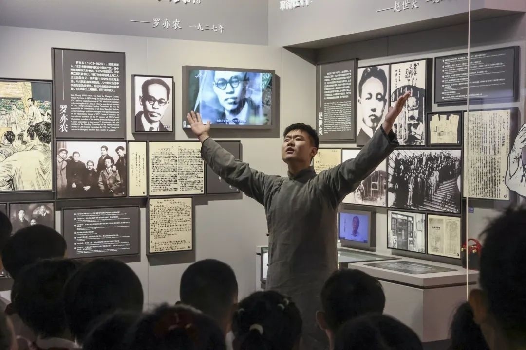 勞模身穿長袍再現(xiàn)烈士事跡。徐匯區(qū)總工會供圖