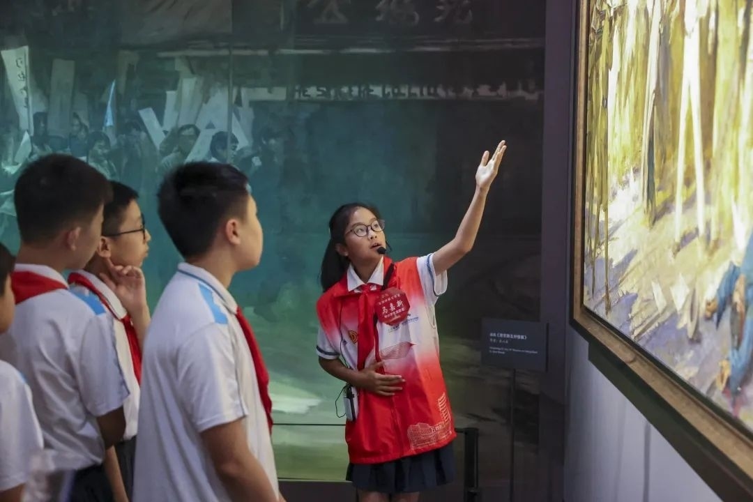 同學(xué)們觀賞不同革命場景及烈士形象的藝術(shù)作品。徐匯區(qū)總工會供圖