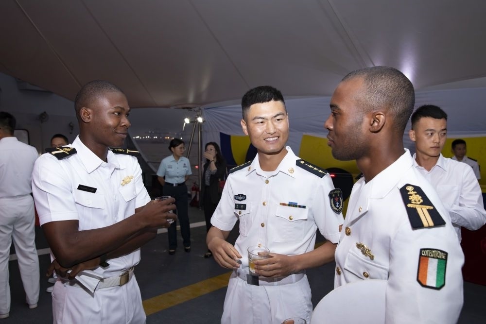 2023年6月25日，中國和科特迪瓦雙方官兵在南寧艦舉辦的甲板招待會上交流。中國海軍第43批護航編隊22日抵達科特迪瓦經(jīng)濟首都阿比讓，開始對科特迪瓦為期4天的友好訪問。