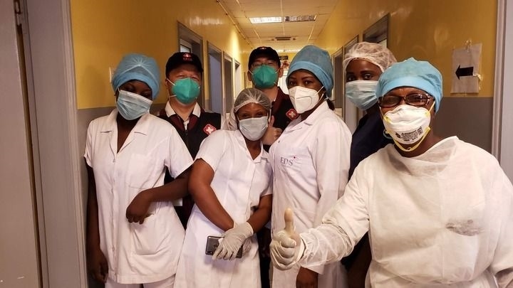 2020年5月26日，中國(guó)抗疫醫(yī)療專(zhuān)家組在剛果（布）首都布拉柴維爾指導(dǎo)新冠肺炎病房建設(shè)時(shí)，與當(dāng)?shù)匾痪€醫(yī)務(wù)人員合影。新華社發(fā)