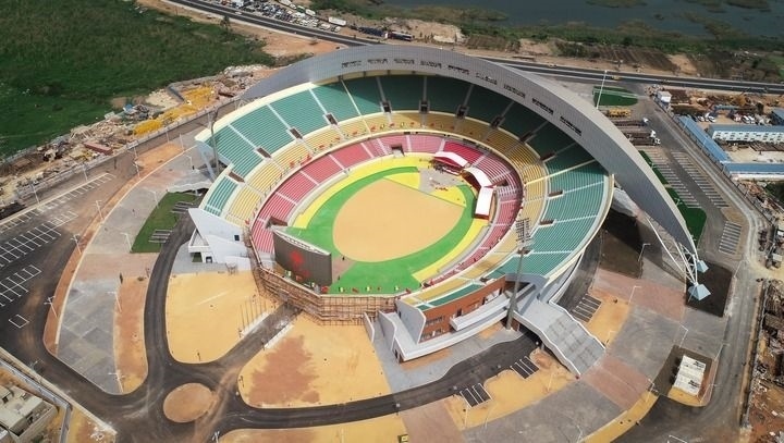 這是2018年7月18日在塞內(nèi)加爾首都達(dá)喀爾航拍的中國(guó)援建的塞內(nèi)加爾競(jìng)技摔跤場(chǎng)。新華社記者 呂帥 攝