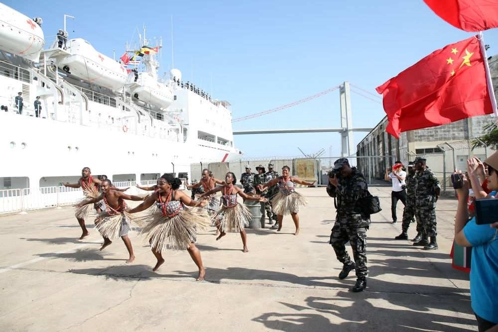 2024年8月16日，在莫桑比克馬普托港，當?shù)匮輪T表演舞蹈，歡送中國海軍“和平方舟”號醫(yī)院船。