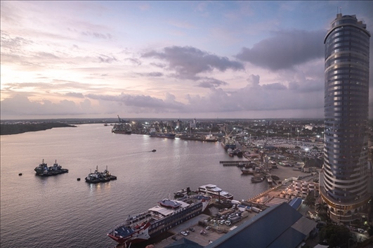 這是2023年12月29日拍攝的日出時(shí)分的坦桑尼亞達(dá)累斯薩拉姆港。新華社記者 王冠森 攝