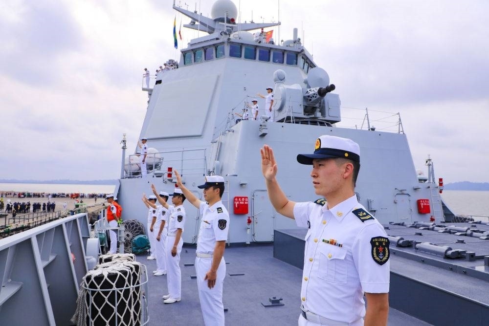 2023年7月8日，中國海軍第43批護航編隊官兵向加蓬利伯維爾奧文多港碼頭的歡迎人群揮手致意。中國海軍第43批護航編隊抵達加蓬利伯維爾，開始對加蓬進行為期4天的友好訪問。