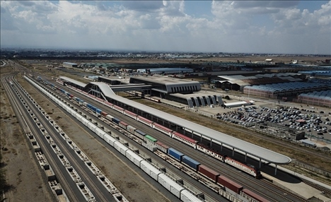 這是2023年9月20日在肯尼亞首都內(nèi)羅畢拍攝的蒙內(nèi)鐵路內(nèi)羅畢站（無人機(jī)照片）。新華社記者 韓旭 攝