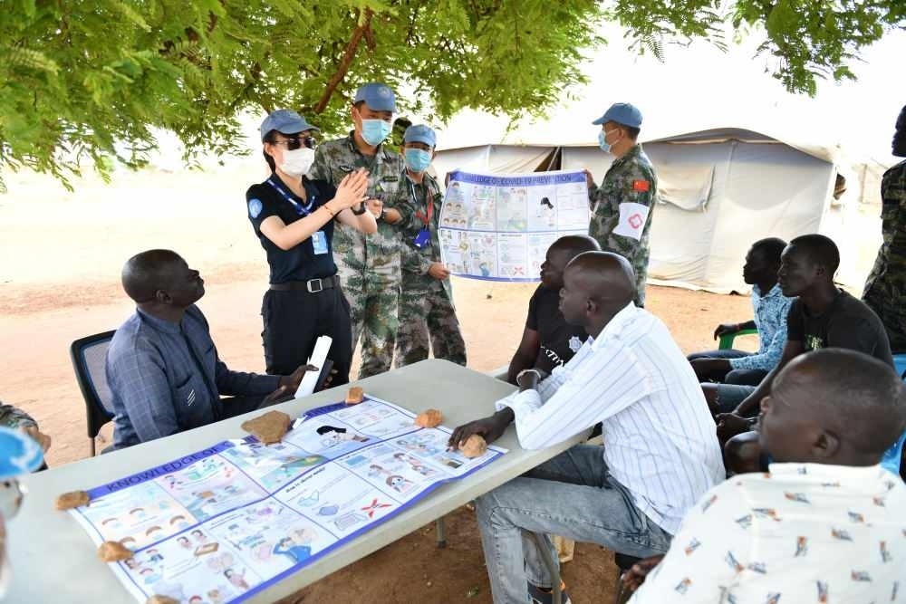 2020年3月，在南蘇丹首都朱巴，執(zhí)行聯(lián)合國維和任務(wù)的中國維和警察廖潔給當?shù)鼐熘v解防疫知識。