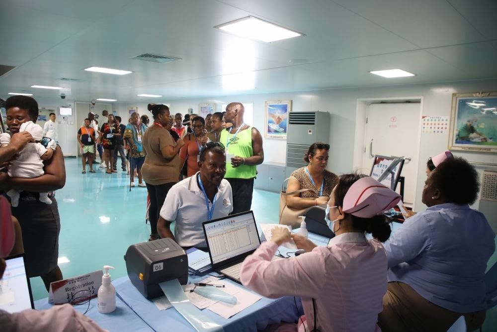 2024年7月8日，塞舌爾民眾在中國海軍“和平方舟”號醫(yī)院船上排隊就診。