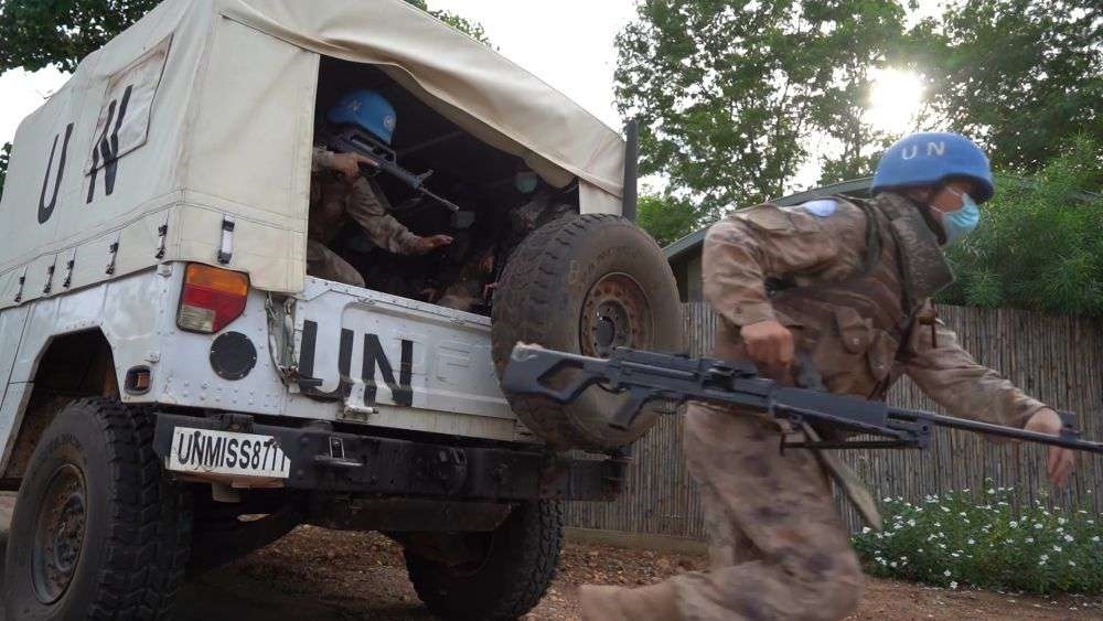 2022年7月27日，中國第八批赴南蘇丹（朱巴）維和步兵營百人防暴隊抵達預(yù)定區(qū)域，進行綜合防衛(wèi)演練。針對南蘇丹社會安全問題及近期在剛果（金）東部地區(qū)發(fā)生的針對聯(lián)合國剛果（金）穩(wěn)定特派團的抗議示威活動，中國第八批赴南蘇丹（朱巴）維和步兵營于日前組織UN HOUSE（聯(lián)合國之家）綜合防衛(wèi)演練，以應(yīng)對可能出現(xiàn)的難民涌入、營門遇襲、暴恐威脅等突發(fā)情況。