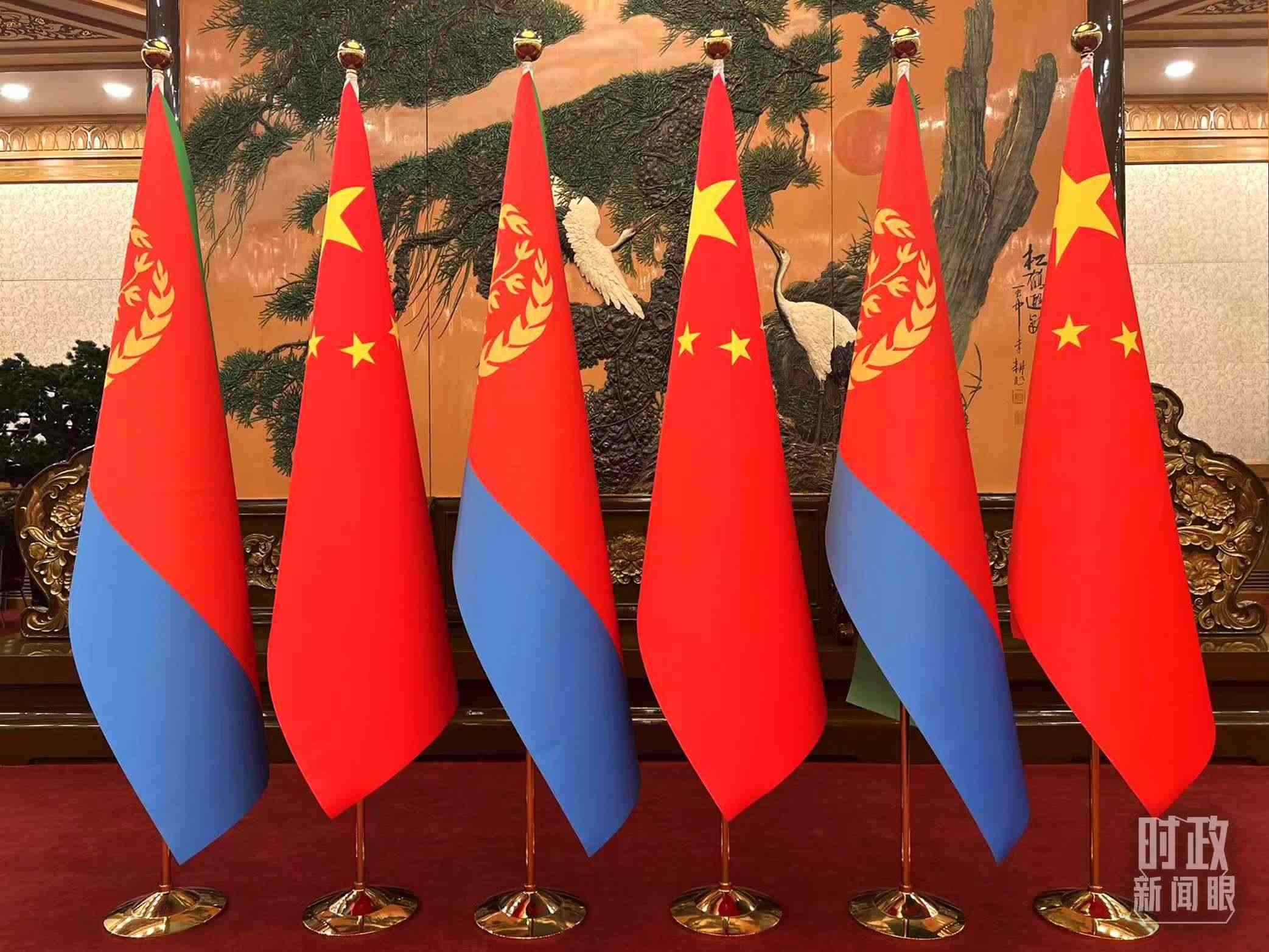 △會見現(xiàn)場擺放的中國和厄立特里亞兩國國旗。（總臺央視記者趙婷拍攝）