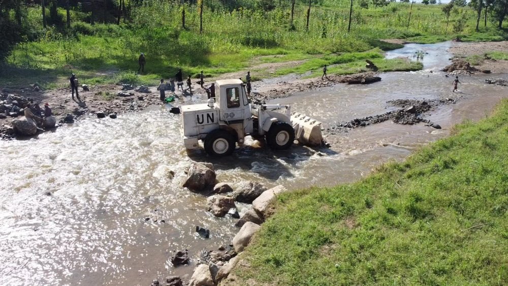 2023年6月7日，在剛果（金）南基伍省卡萊亥地區(qū)，中國第26批赴剛果（金）維和工兵分隊官兵進行施工作業(yè)。