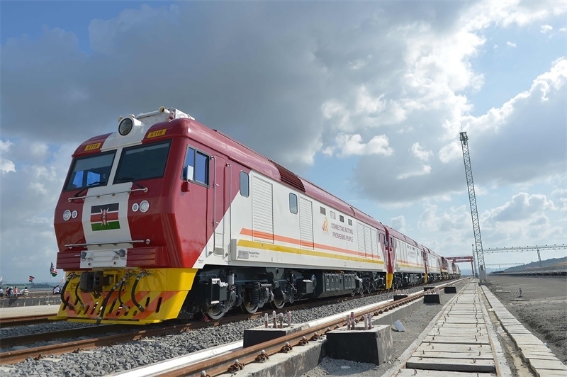 當(dāng)?shù)貢r(shí)間2017年5月30日，肯尼亞蒙巴薩，連接肯尼亞港口城市蒙巴薩和首都內(nèi)羅畢的蒙內(nèi)鐵路正式竣工通車。