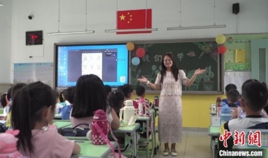 圖為衡水市新苑小學(xué)，老師正在給學(xué)生講開學(xué)第一課的內(nèi)容。王天祥 攝