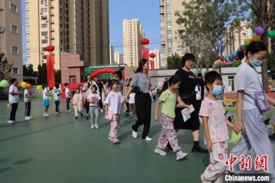 圖為衡水市新苑小學(xué)，小學(xué)一年級新生佩戴“夢想徽章”后，步入校園 。王天祥 攝