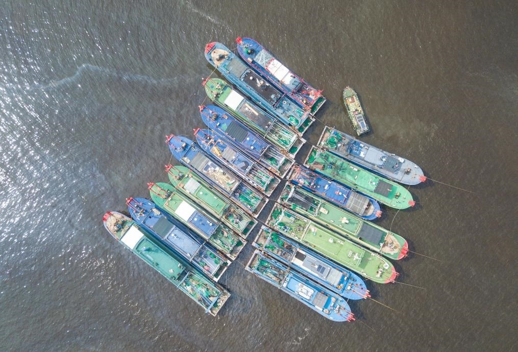 9月4日，船只在海南省?？谑行赂鄞a頭?？勘茱L(fēng)（無人機(jī)照片）。新華社記者 蒲曉旭 攝