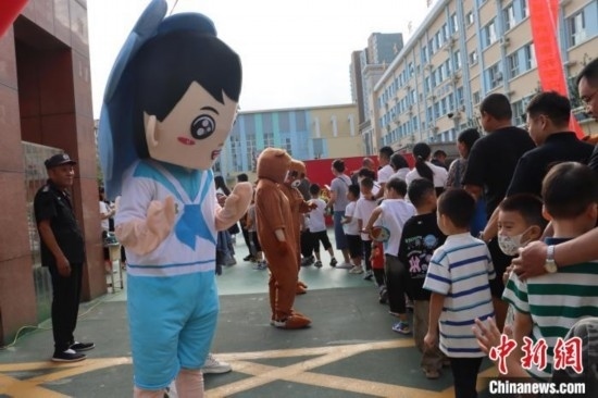 圖為衡水市新苑小學(xué)，老師穿上玩偶服裝歡迎新生入學(xué)。王天祥 攝