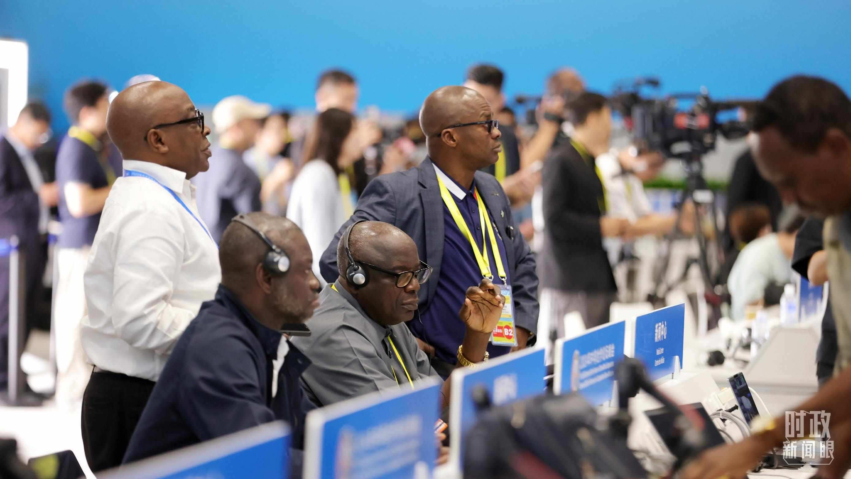  △媒體記者在人民大會堂和新聞中心參與峰會報道。（總臺央視記者范一鳴、魏幫軍拍攝）