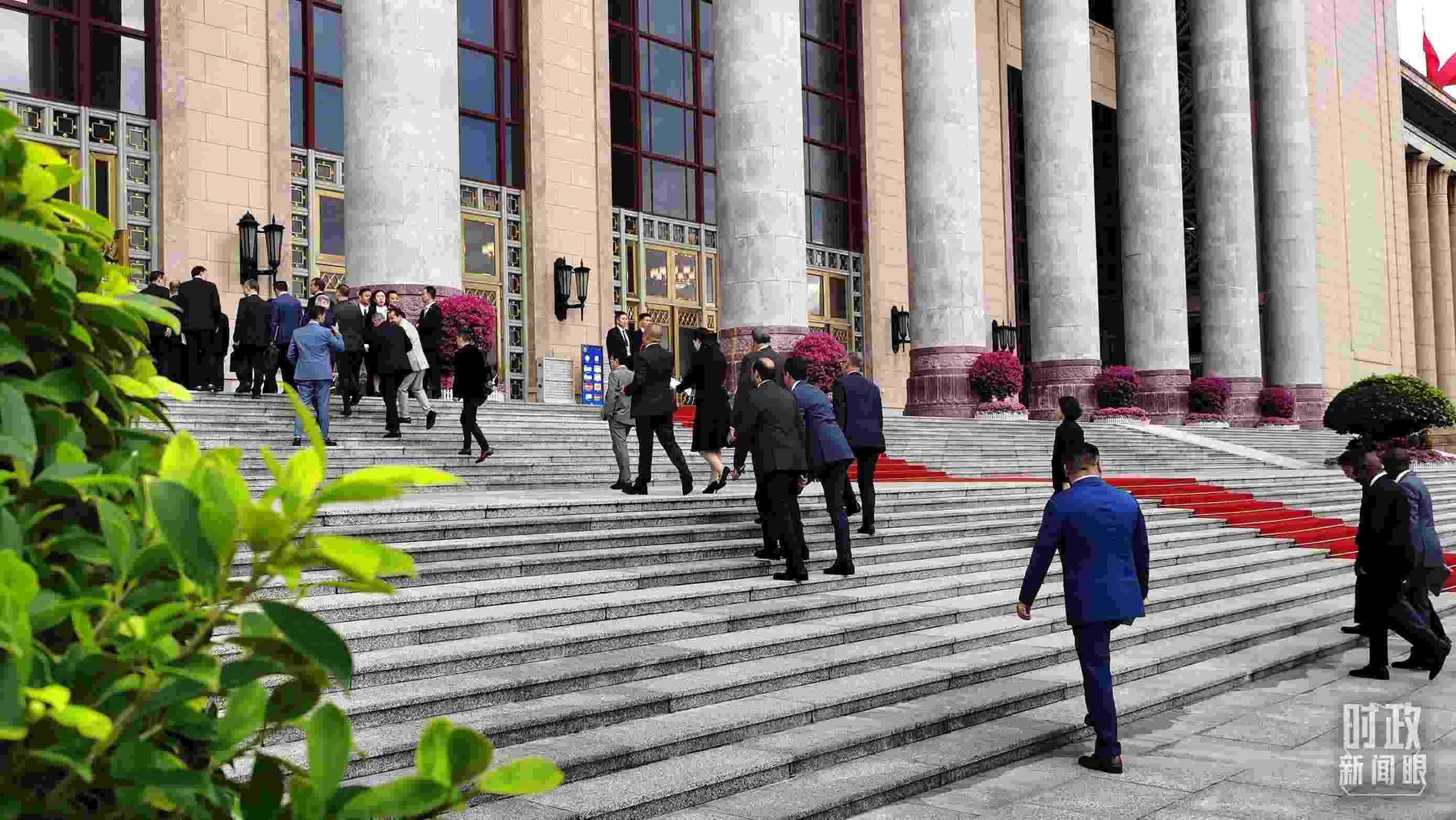  △與會者正在步入會場。（總臺央視記者郭鴻拍攝）