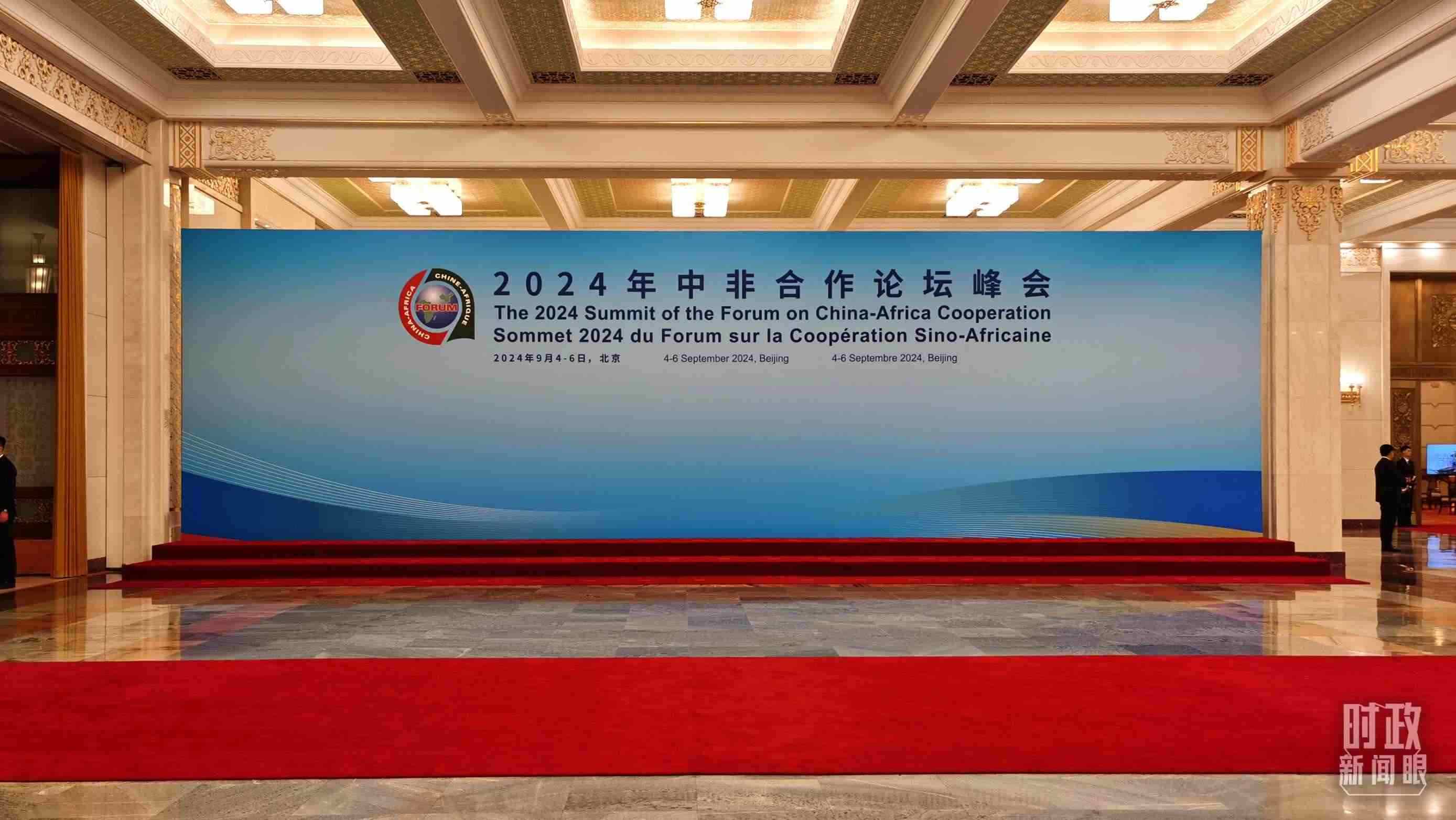  △開幕式前，與會領(lǐng)導(dǎo)人在這里集體合影。（總臺央視記者郭鴻拍攝）