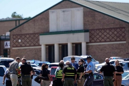 9月4日，在美國佐治亞州巴羅縣溫德市，警察聚集在發(fā)生槍擊事件的阿巴拉契高中外。新華社/美聯(lián)