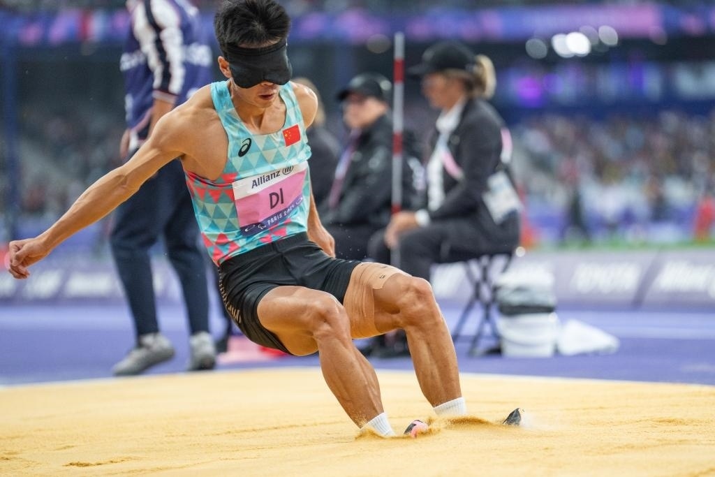 8月30日，邸東東在巴黎殘奧會(huì)田徑男子跳遠(yuǎn)T11級(jí)決賽中試跳。新華社記者 黃偉 攝
