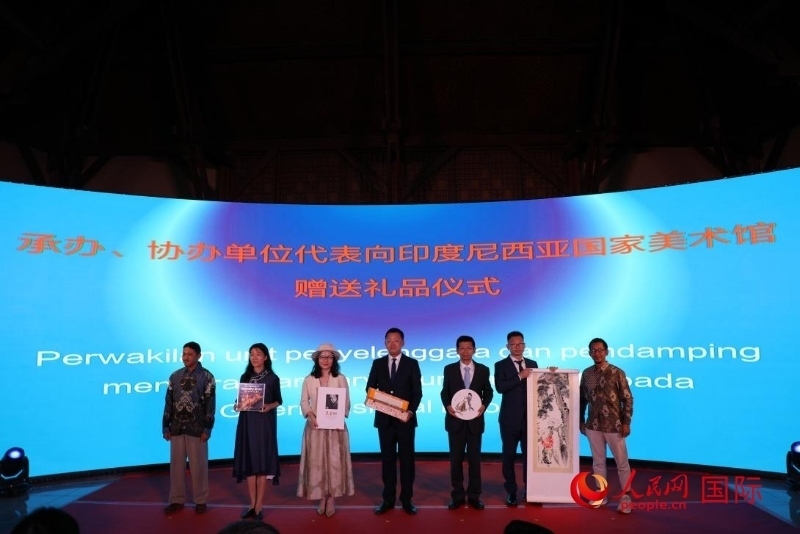 在展覽開幕式現(xiàn)場，本次展覽的承辦、協(xié)辦單位代表向印尼國家美術(shù)館贈(zèng)送禮品。人民網(wǎng)記者 曹師韻攝