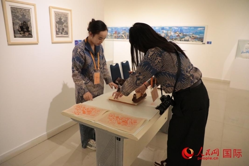 展覽現(xiàn)場的拓印技藝體驗(yàn)工坊。人民網(wǎng)記者曹師韻攝