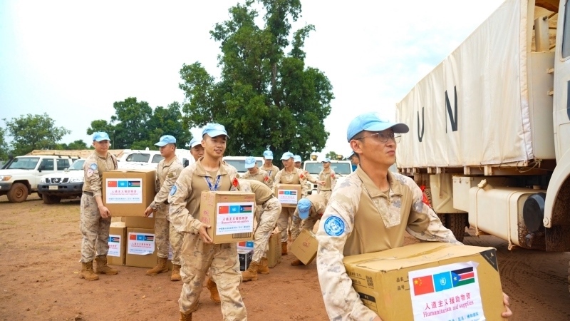 搬運(yùn)援助物資。孫千攝